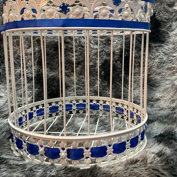 White  Wrought Iron Birdcage
Decorative Hinged Bird Embellished with blue bird - Picture 16 of 16